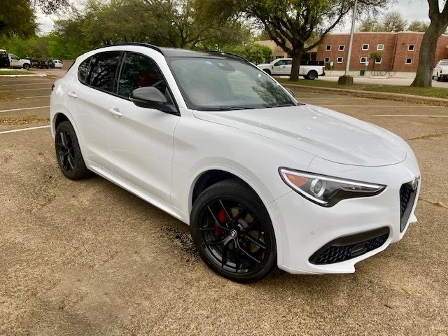 Biała Alfa Romeo Stelvio